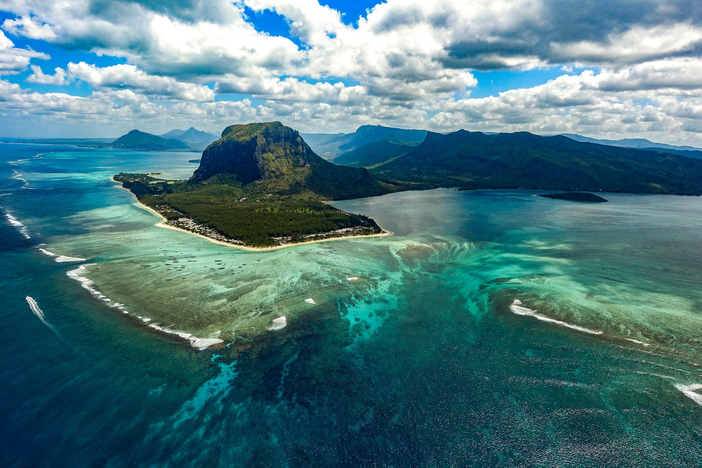 海底瀑布与Le Morne半岛的空中景观