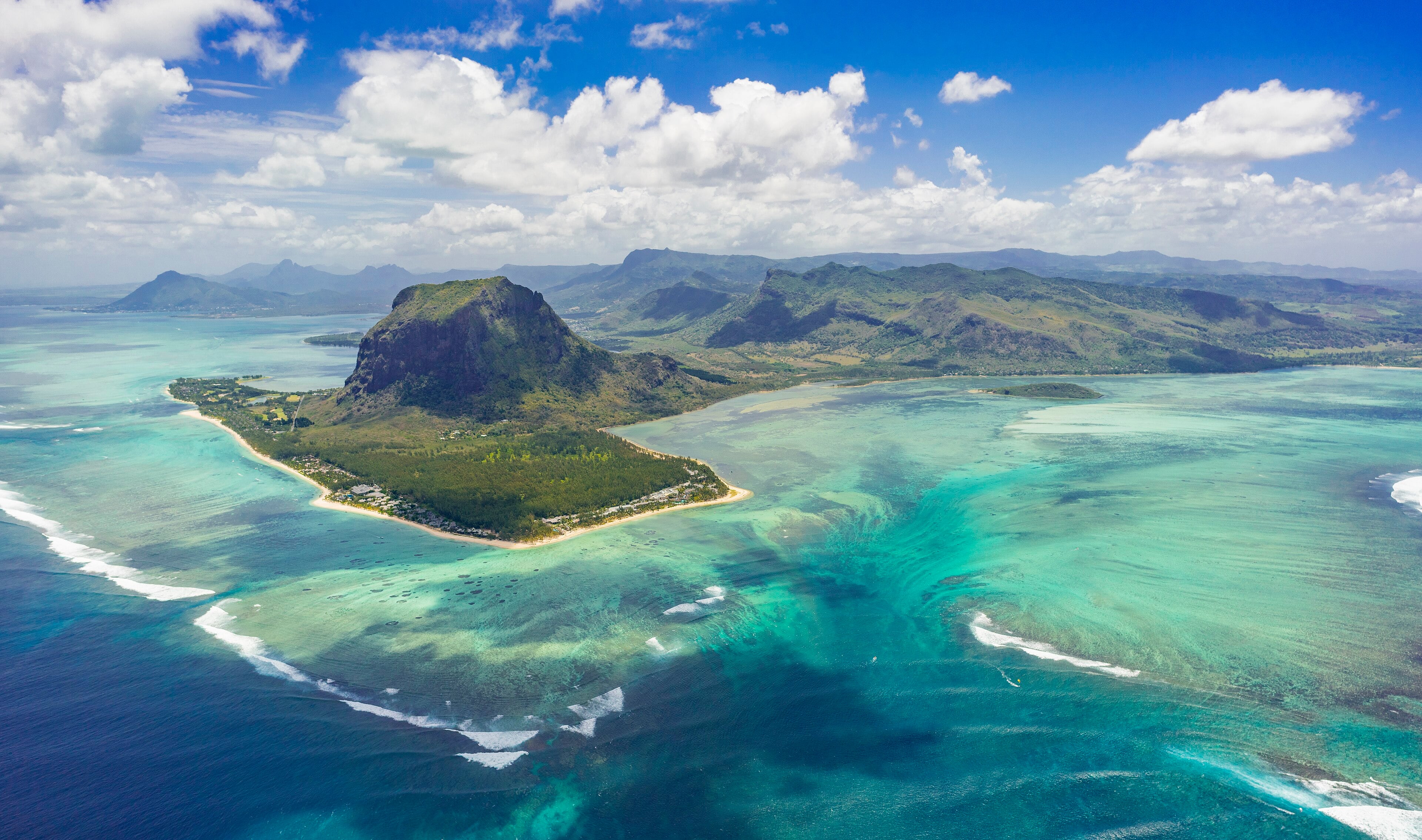 Luftaufnahme des Unterwasser-Wasserfalls und der Halbinsel Le Morne